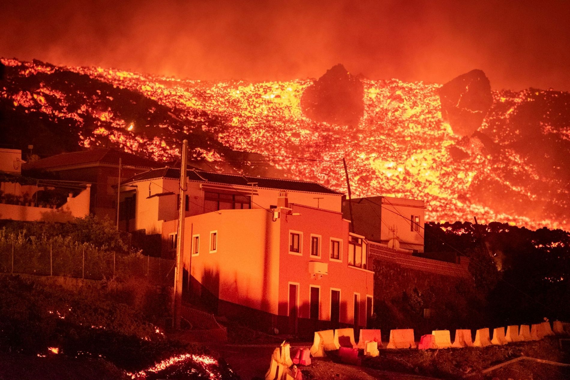 Un volcán en erupción destruye Portugal.