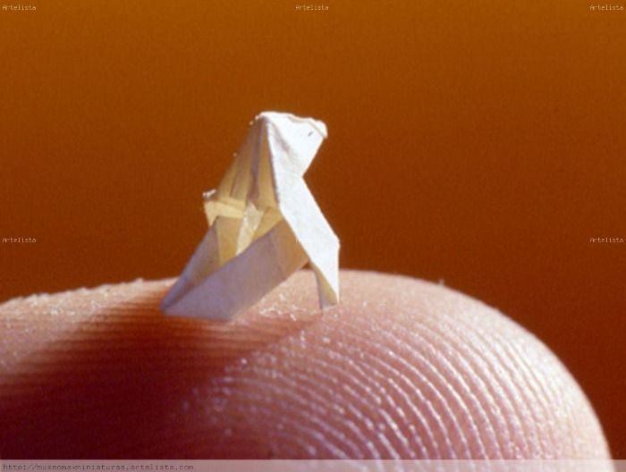 Funcionario crea la pajarita de papel más pequeña del mundo