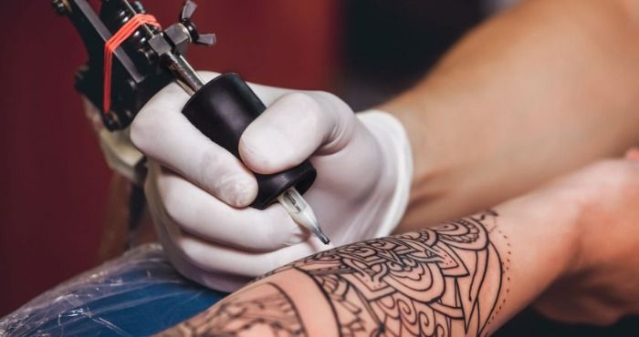 Al hacernos un tatuaje, la piel mas vieja es mas propensa a dañarse y sangrar