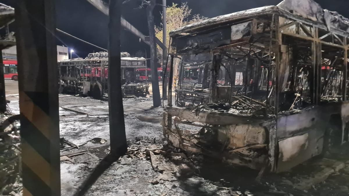 Arden 40 guaguas en las cocheras de Las Palmas Bus