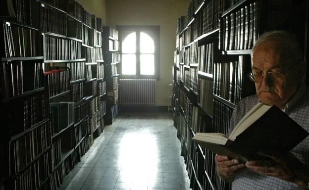 Bibliotecaria muere aplastada por una estantería en la sección de contenido erótico