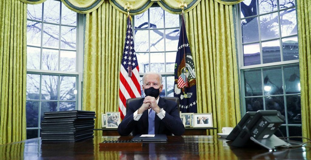Los militares de Estados Unidos se revelan contra el presidente Joe biden y las fuerzas aéreas tiro una bomba a la Casa Blanca
