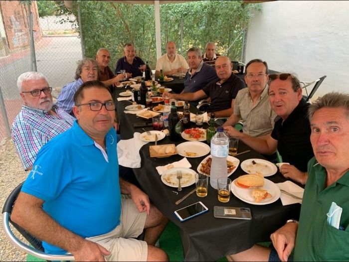 Un grupo de jubilados en Murcia, solo piensa en comer.
