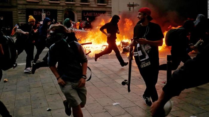 Está pasando: Freire y Pitrufquén amanecen en llamas luego de violentas protestas