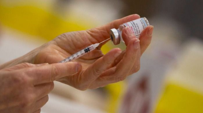 Una mujer recibió por error siete dosis de la vacuna de Pfizer