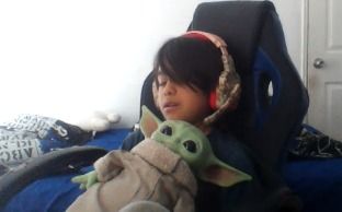 Niño se rompe el pene por intentar tener relaciones con un Baby Yoda