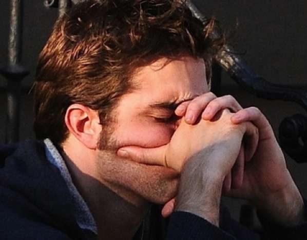 Robert Pattinson protagonista de la saga Calvicie Incesante se mete en problemas por filtrar la nueva serie