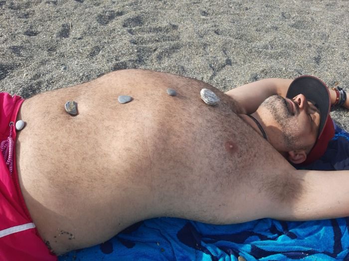 Aparece un cachalote barado en una playa de Almuñécar