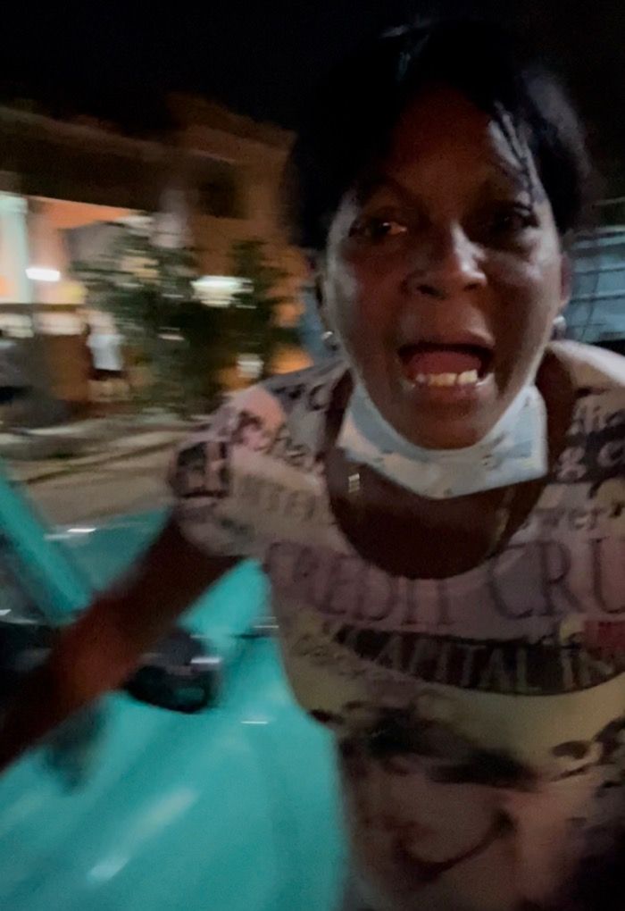 Una mujer cubana da gritos por falta de comida en Cuba