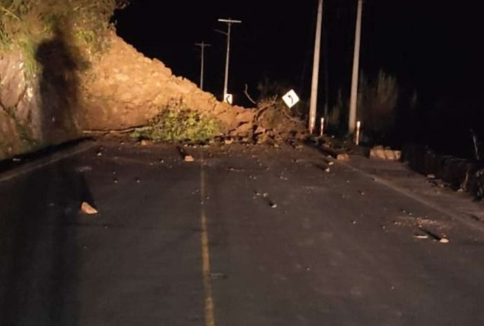 Derrumbe impide el paso de vehículos en la Cuenca-Girón-Pasaje