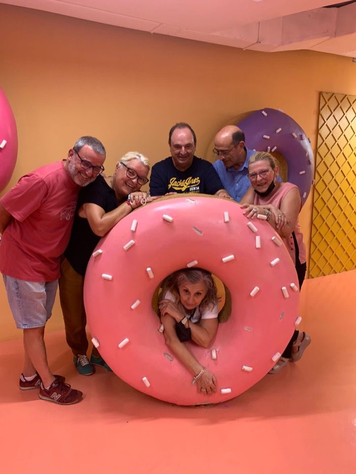 Una familia catalana logra cruzar el Atlántico a bordo de un donut gigante