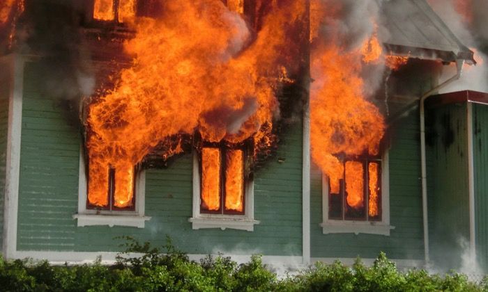 Incendio en una casa deja varios heridos y muertos