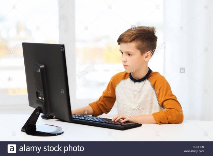 A los niños que están  muchas horas con ordenadores se les cae el pelo