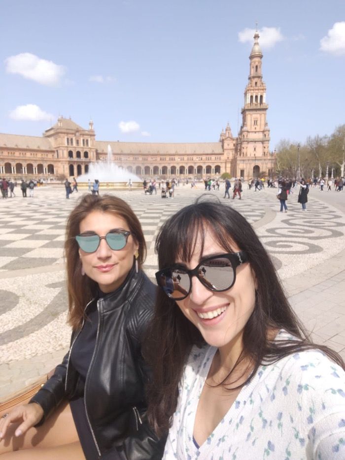 Dos extrañas mujeres queman Sevilla