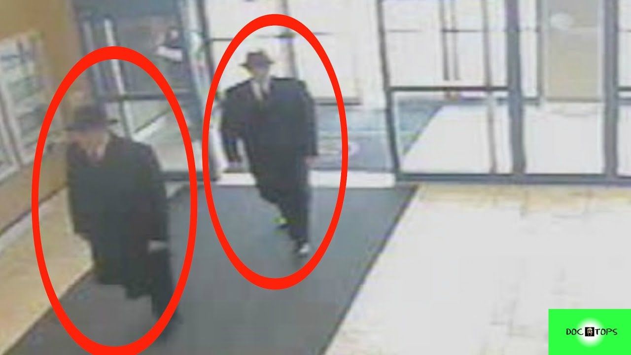 MARTIANS CAUGHT IN CAMERA: THEY WERE ENTERING A NY BUILDING!