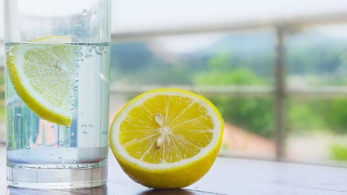 El agua con limón alarga la vida.