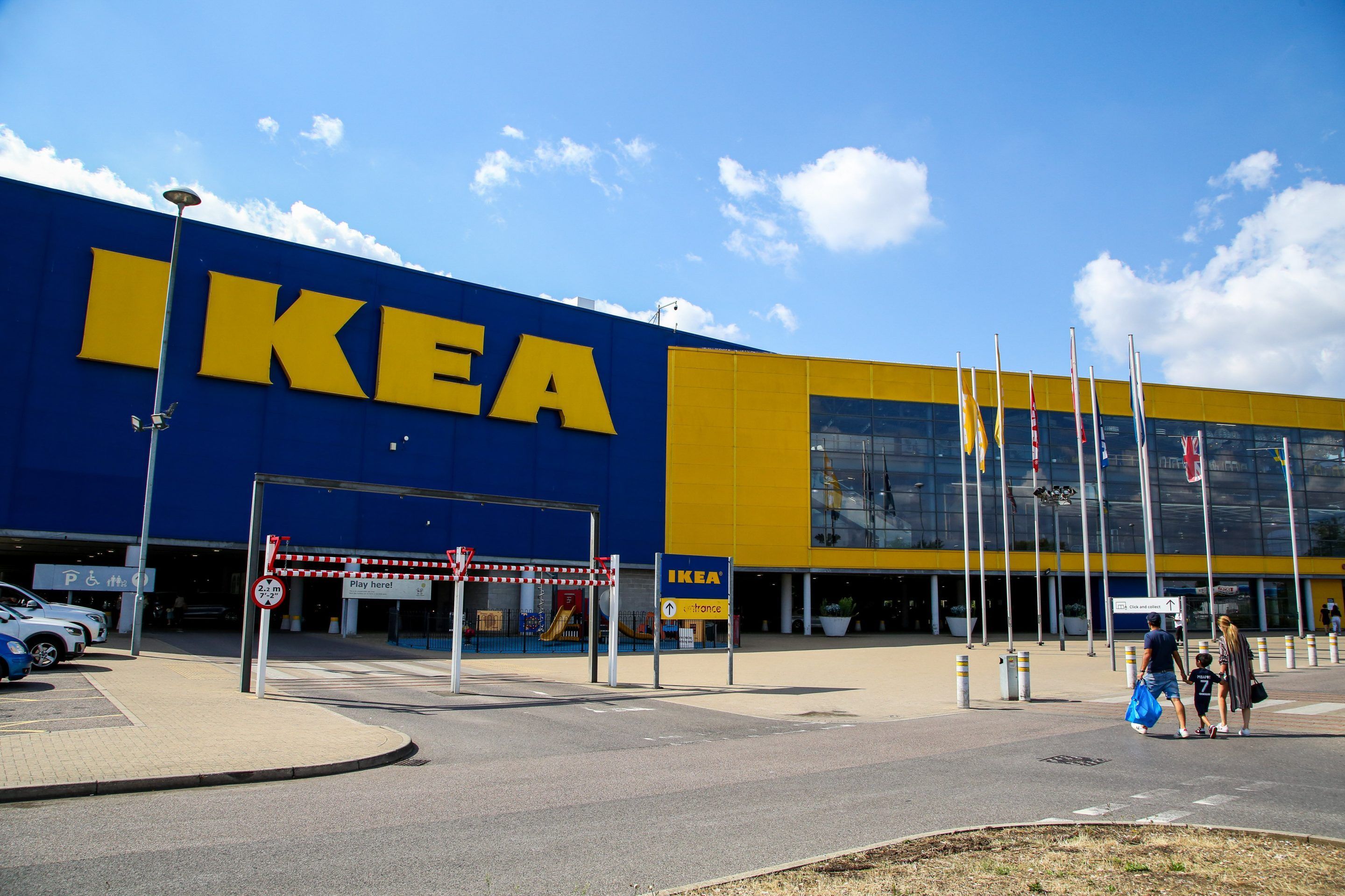 Una pareja roba un carro de Ikea para su mudanza