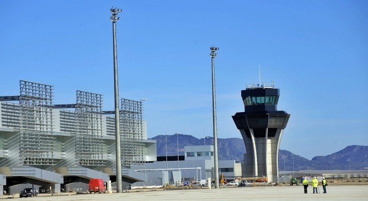 El nuevo director del Aeropuerto Internacional de la Región de Murcia viene recortando.
