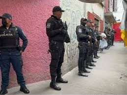 Balean a jóvenes en Tepito.                   Unos jovenes que convivía afuera de una vecindad fueron atacados a balazos por dos hombres en el barrio de Tepito en la Ciudad de México