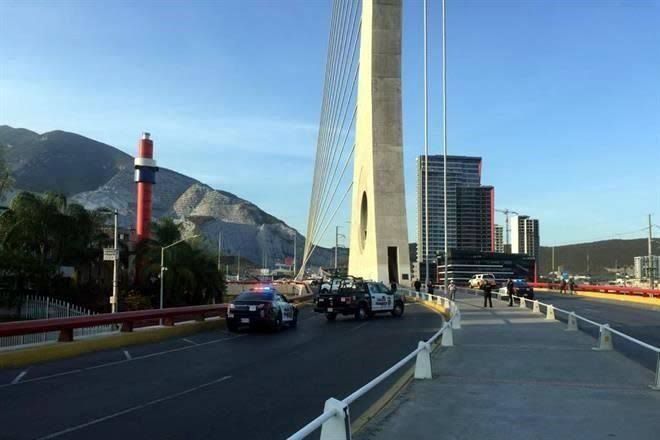 “Acribillan a balazos a 2 oficiales del municipio de San Pedro madrugada de este sábado en el puente atirantado”