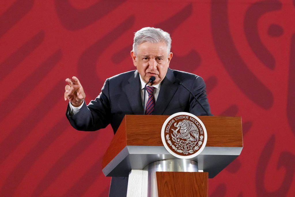 Obrador reprueba examen de oratoria.