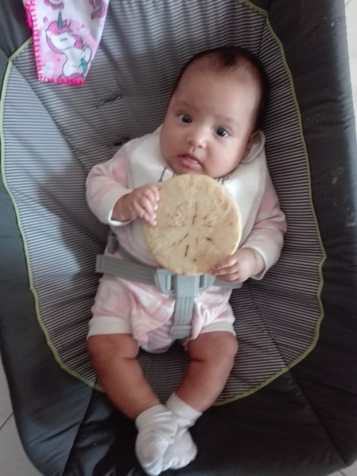 Bebé colombiana es encontrada comiendo AREPAS