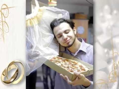 Un hombre se casa con una pizza y dice que es el amor de su vida