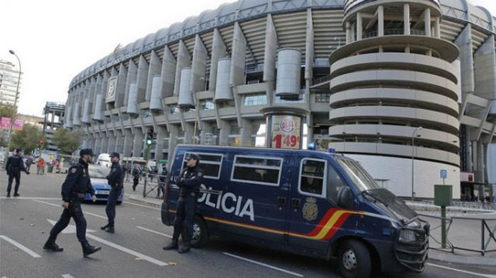 Cuerpo Nacional de Policia de Madrid allana el Estadio Santiago Bernabeu