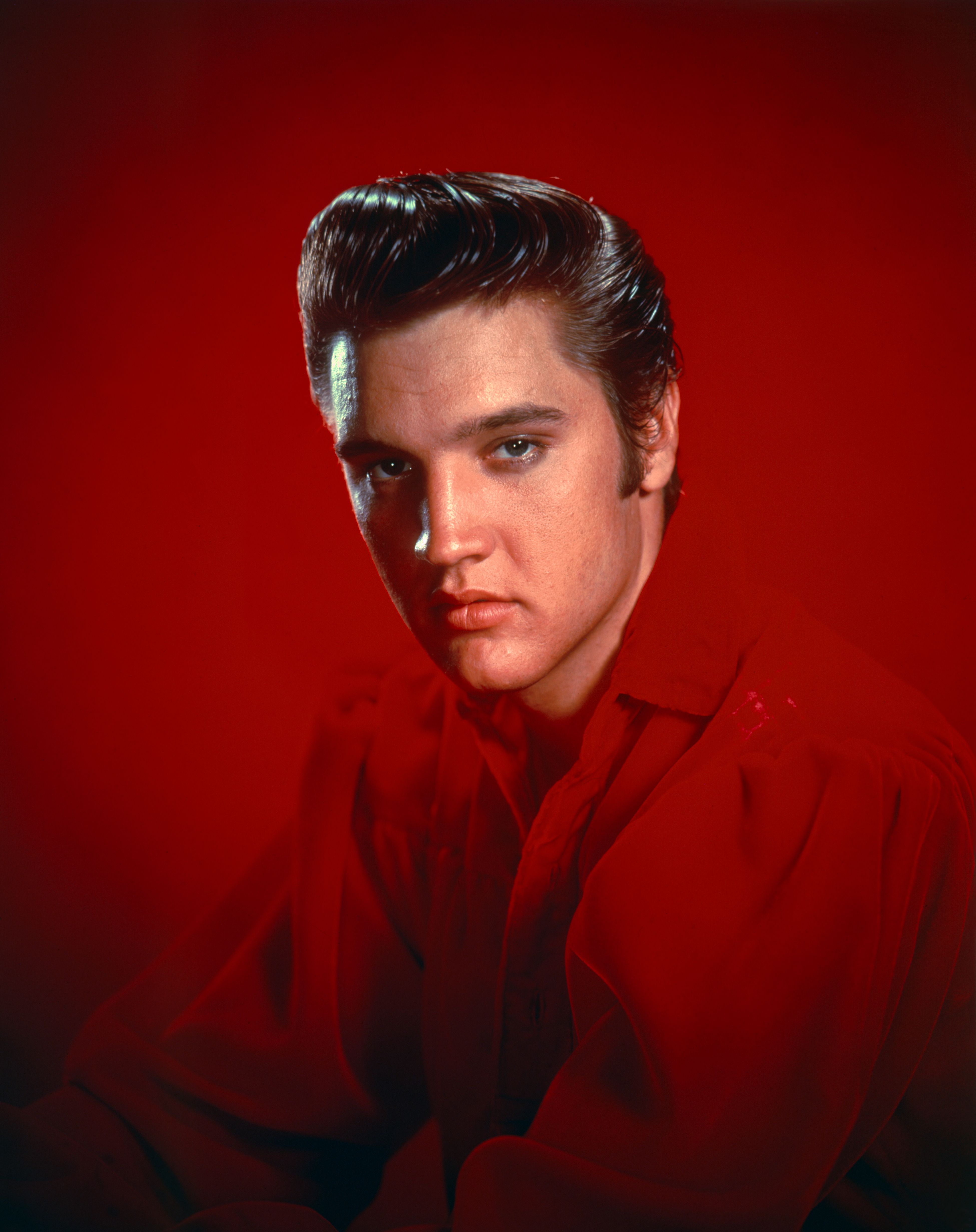 Se revela la autopsia de Elvis Presley, la cual Priscilla Presley habría pagado millones para no revelarla públicamente.
