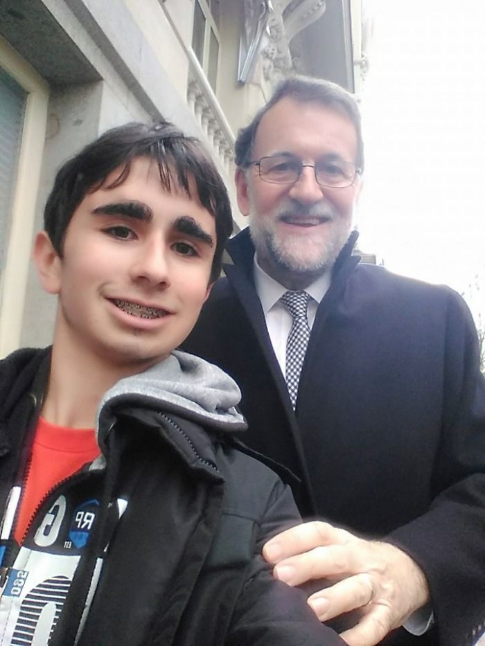 Carolo se hace una foto con Rajoy y parece photoshop