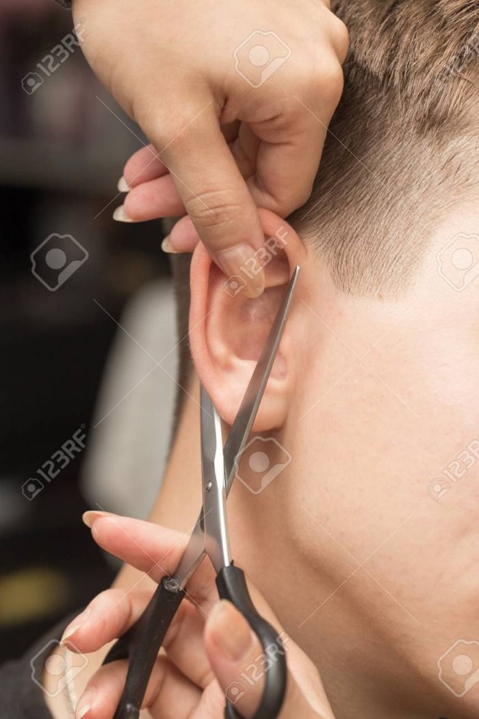 Aprendiz de estilista Suchin corta una oreja a su cuñado