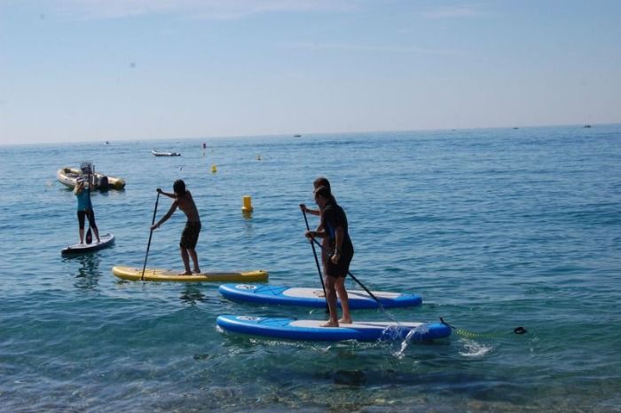 Una joven practicando Paddle Surf provoca un aparatoso accidente múltiple en la costa de Estepona