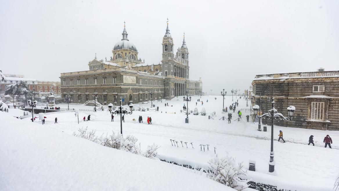 Bajada drástica de temperaturas y mucha nieve en la zona metropolitana de Madrid