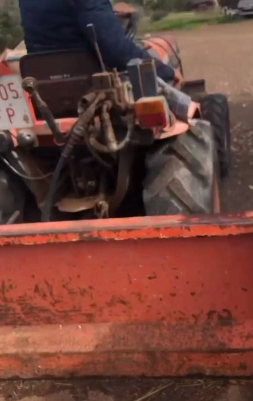 Un tractor naranja a la fuga de la guardia civil en Murcia