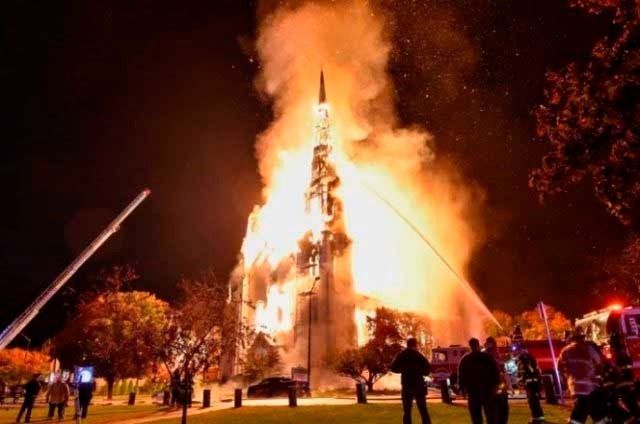 Un joven quema una iglesia después de poner un pie en la entrada de esta misma