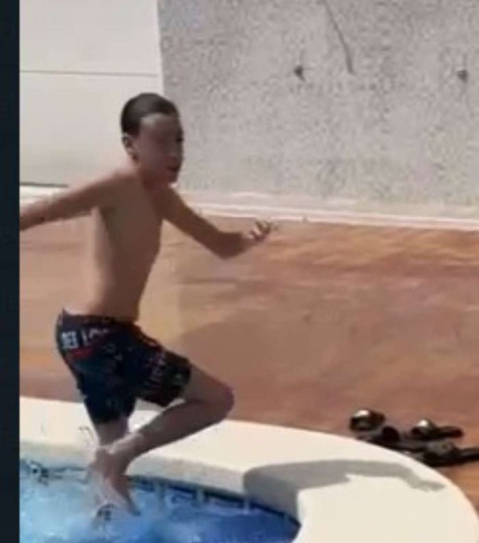 ¡Niño es casi arrasado por un tiburon pero consigue darse a la fuga en la piscina de Campos Del Rio!