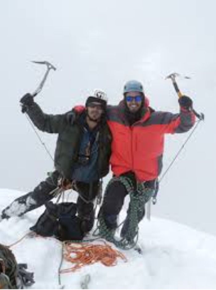 Un alpinista abrea cabeza a otro con un bastón de trekking