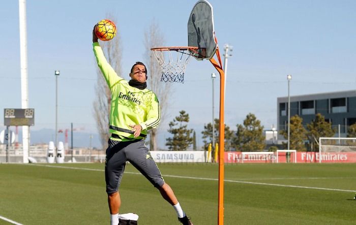 Ronaldo deja el futbol y empieza en baloncesto