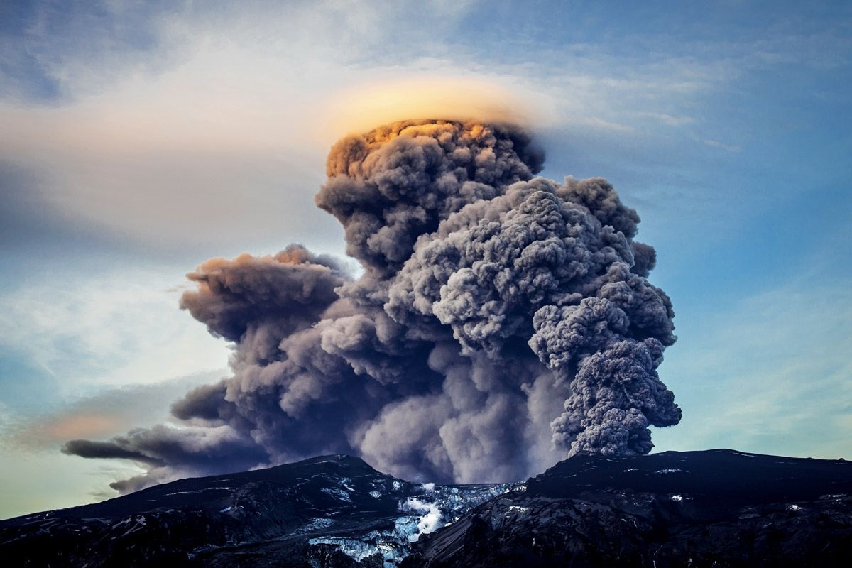 El volcán Eyjafjallajökull entra entra erupción y afecta aproximadamente a 10 millones de pasajeros.