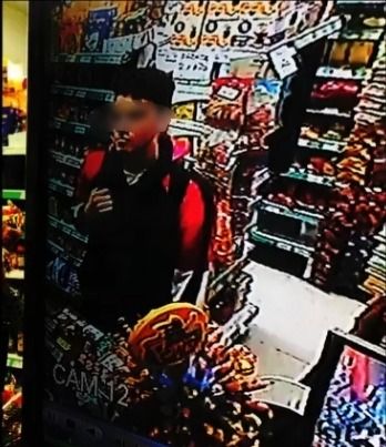 Cámaras detectaron al ciudadano Valentin Simonetti robando en un supermercado de Lanús