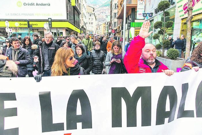 Miles de andorranos salen a la calle para protestar por el trato injusto recibido por Ferran Corbalan en la calle Tallers
