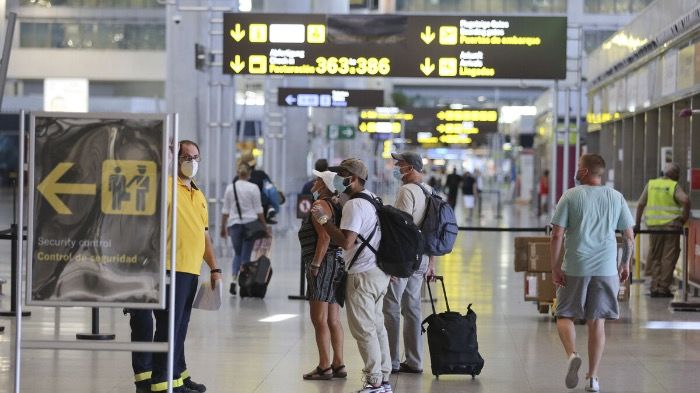El gobierno de España prohíbe los vuelos a las Islas Canarias y Baleares