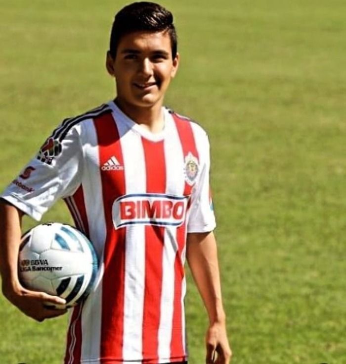 Manuel Fernández futbolista mexicano de 28 años de edad le gusta alguien?