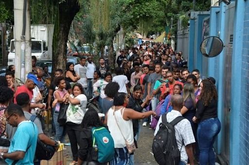 População de São José faz fila em frente ao Hospital Municipal a buscar por atendimento e informação
