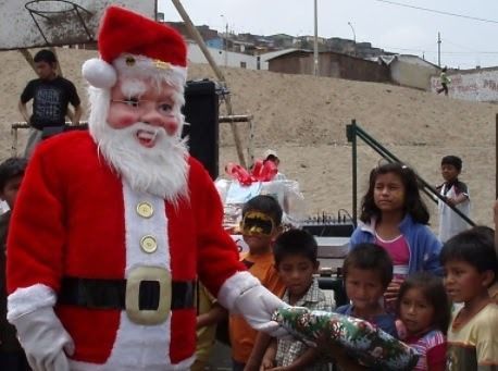 Papa Noel y los niños del cerro