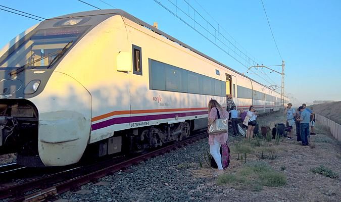Gran humareda obliga a parar tren con destino a Almería