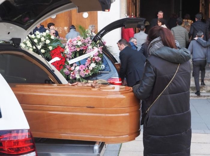 Coche fúnebre cae al mar tras despeñarse en la carretera A7 de Málaga.
