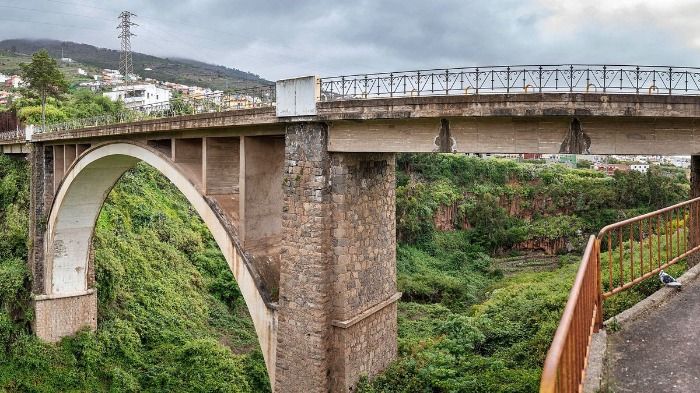 El Puente Alfonso XIII derrumbado por los artificieros