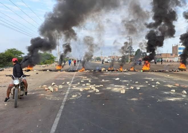 Carreteras peruanas continuan bloqueadas hasta nuevo aviso