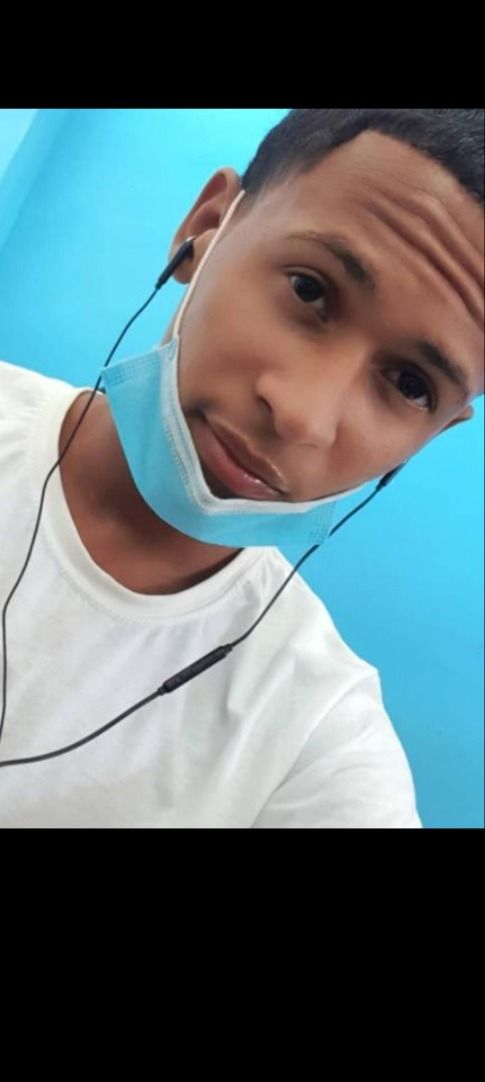 Adolescente cubano militarizado es grabado escuchando música 